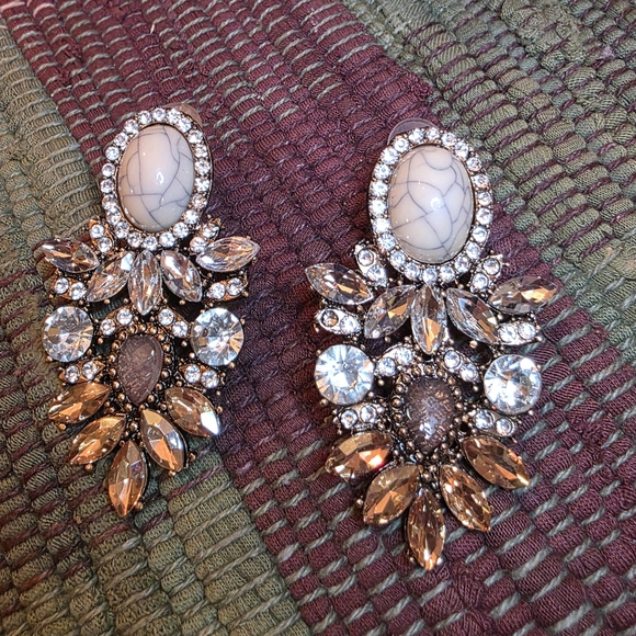 High-End Fashion Jewelry Jewelry - Elegant Crystal and Howlite Drop Earrings (1155)